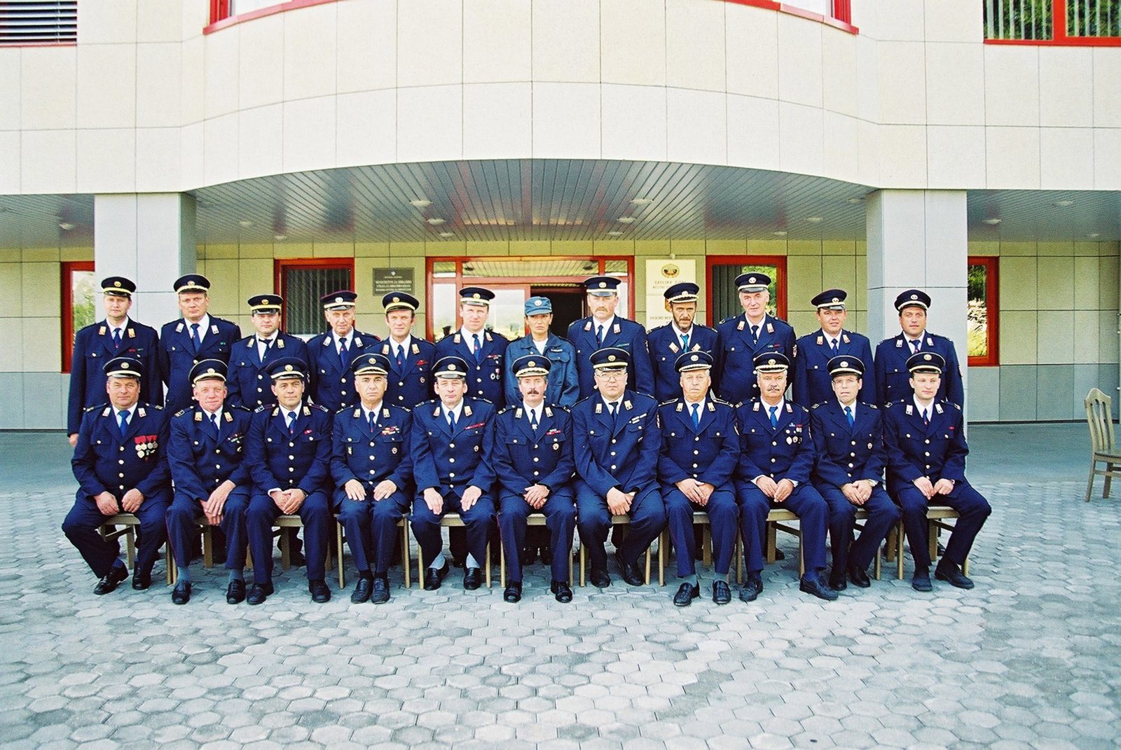 Skupinska fotografija članov upravnega odbora in poveljstva v gasilskih uniformah, v dveh vrstah.